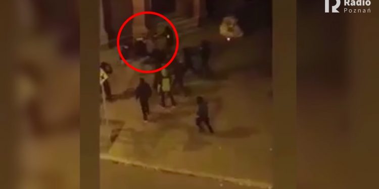 Jeden z obrońców kościoła raniony nożem. Wszystko nagrała kamera [WIDEO]