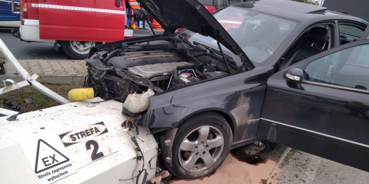 Pijany kierowca staranował stację benzynową! Jest nagranie [WIDEO]