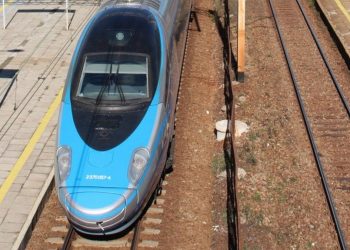 Pijany leżał na torach. Przejechał nad nim pociąg i… przeżył