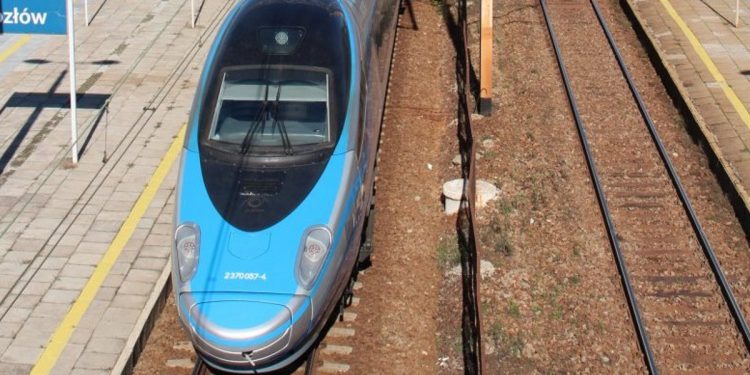 Pijany leżał na torach. Przejechał nad nim pociąg i… przeżył