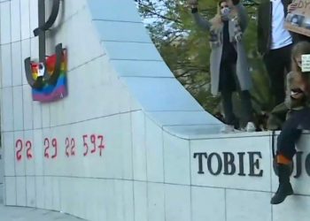 Na pomniku AK w Warszawie pojawił się napis. Protestujący błyskawicznie go zmyli [WIDEO]