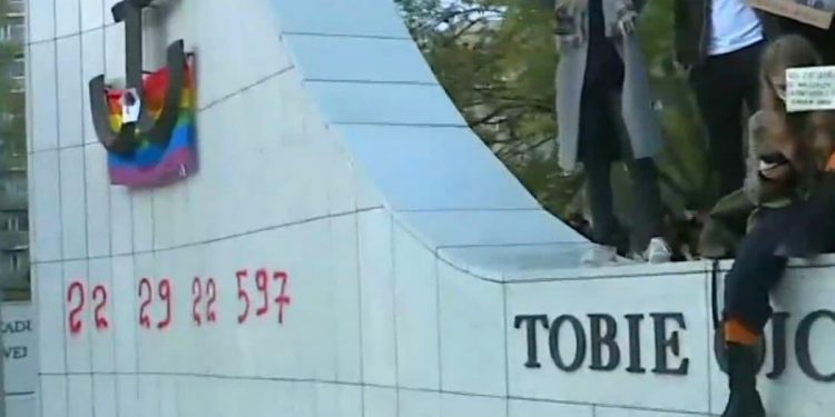 Na pomniku AK w Warszawie pojawił się napis. Protestujący błyskawicznie go zmyli [WIDEO]