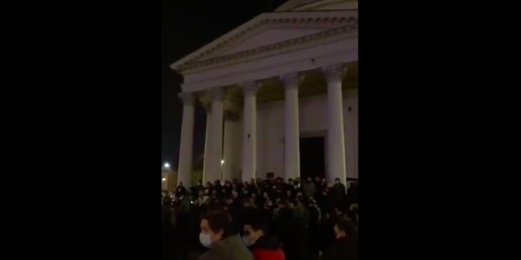 Poseł udostępnił nagranie narodowców broniących świątyni. „Niczym Cywilizacji Łacińskiej przed barbarzyńcami” [WIDEO]