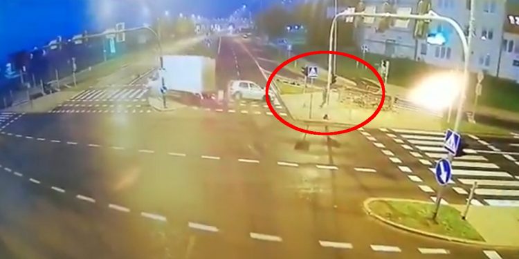 Groźny wypadek w Lubinie! Sekunda zdecydowała [WIDEO]