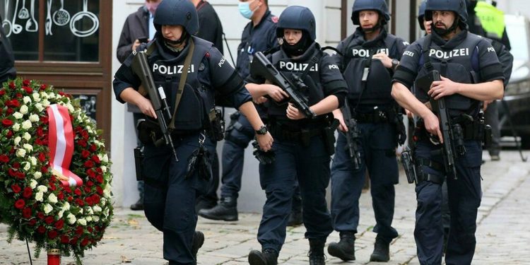 Zamachowiec z Wiednia „oszukał system”. Zwolnili go z więzienia