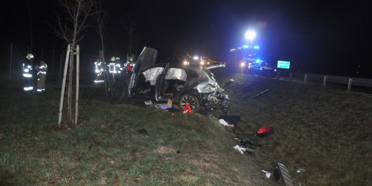 Bentley dachował i wpadł do rowu. Ofiara to znany milioner?