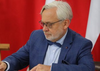 Kolejny wiceminister rezygnuje! „Wracam pomagać chorym”