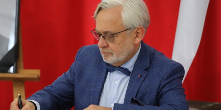 Kolejny wiceminister rezygnuje! „Wracam pomagać chorym”