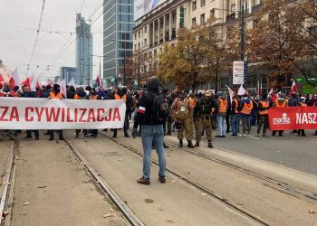 Marsz Niepodległości idzie przez Warszawę! Policja użyła gazu! [FOTO+WIDEO]