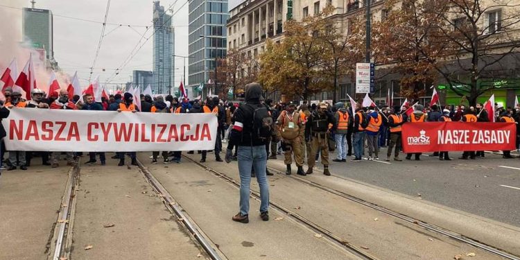 Marsz Niepodległości idzie przez Warszawę! Policja użyła gazu! [FOTO+WIDEO]