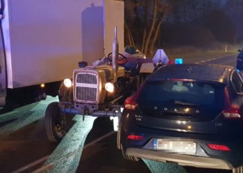 Ciągnik uciekał przed policją. Staranował trzy samochody