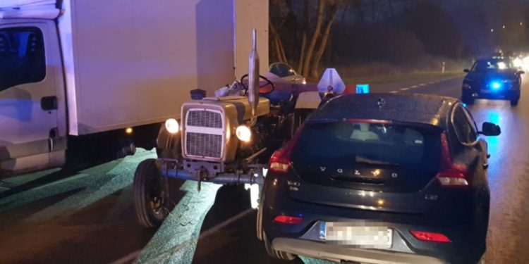 Ciągnik uciekał przed policją. Staranował trzy samochody