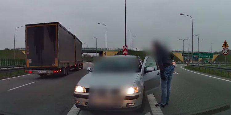 Instruktor nauki jazdy zapobiegł tragedii. Zablokował samochód w ostatniej chwili! [WIDEO]