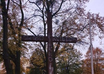 „Zabij Księdza”. Skandaliczny napis na krzyżu w Gdańsku