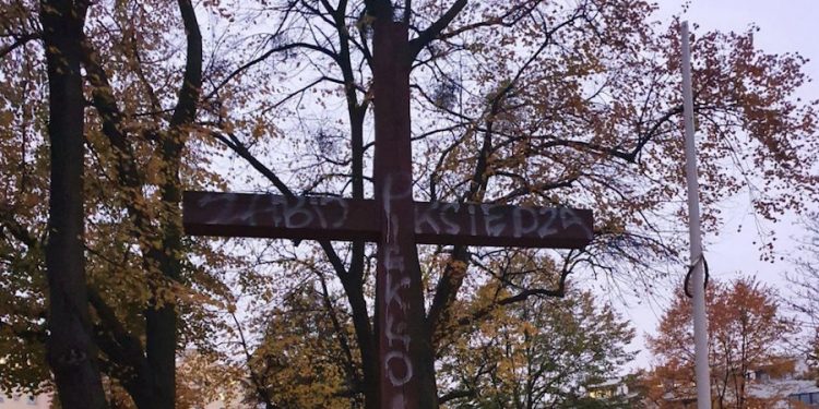 „Zabij Księdza”. Skandaliczny napis na krzyżu w Gdańsku