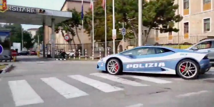 Policyjne Lamborghini w akcji. Pędzili 230 km/h! [WIDEO]