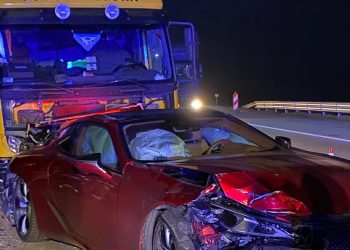 Znany polski muzyk miał wypadek. Luksusowe auto rozbite