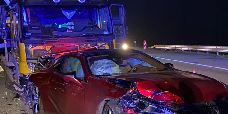 Znany polski muzyk miał wypadek. Luksusowe auto rozbite