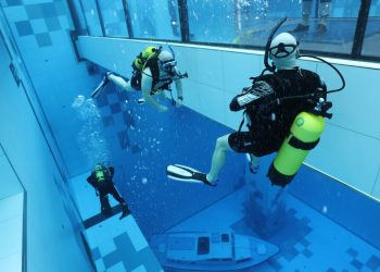 Najgłębszy basen na świecie otwarty pod Warszawą! Już działa [WIDEO]