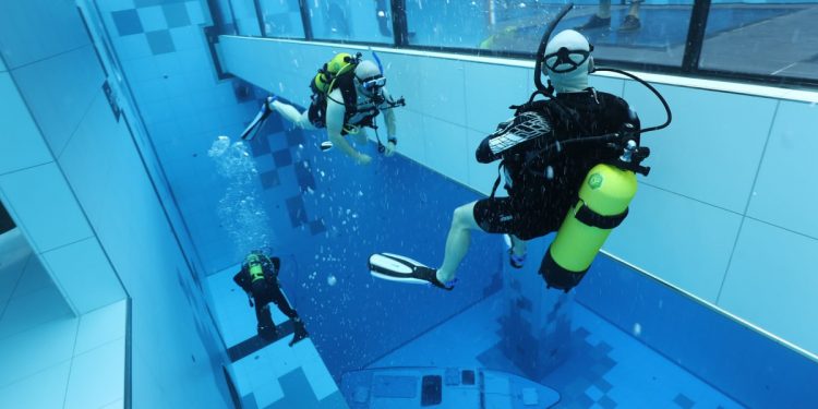 Najgłębszy basen na świecie otwarty pod Warszawą! Już działa [WIDEO]