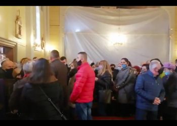 Parafianie nie chcą księdza, który groził protestującym. Podczas mszy wyszli z kościoła [WIDEO]