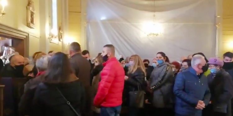 Parafianie nie chcą księdza, który groził protestującym. Podczas mszy wyszli z kościoła [WIDEO]