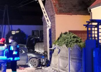Pijany kierowca staranował słup wysokiego napięcia