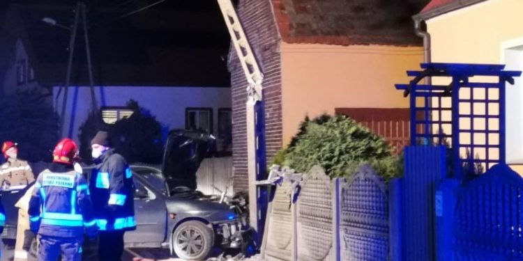 Pijany kierowca staranował słup wysokiego napięcia