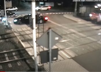 Pociąg prawie staranował samochód! Nagranie ukazuje, że od tragedii było o krok [WIDEO]
