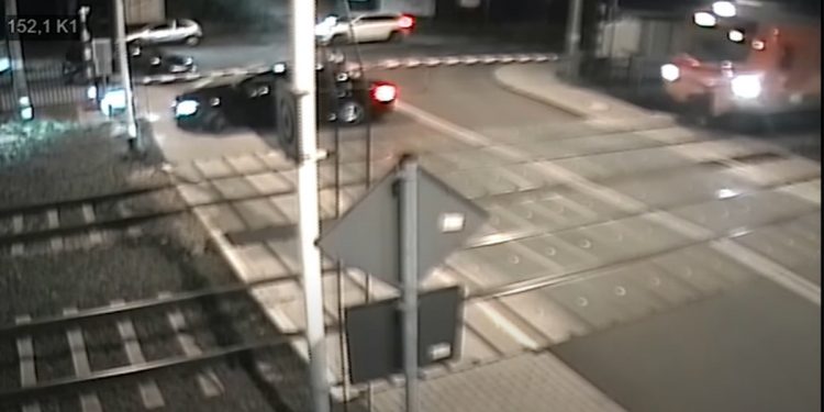 Pociąg prawie staranował samochód! Nagranie ukazuje, że od tragedii było o krok [WIDEO]