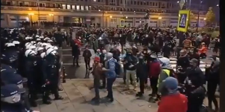 Policja publikuje nagrania z zamieszek podczas Strajku Kobiet [WIDEO]