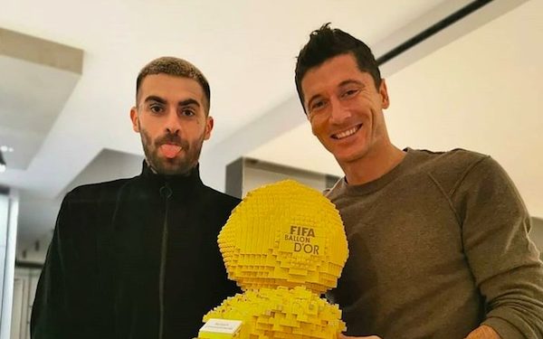 Quebonafide podarował Lewandowskiemu nietypowy prezent [FOTO]