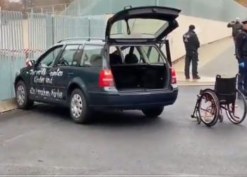 Samochód staranował bramę urzędu Merkel! Miał napisy