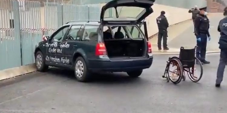 Samochód staranował bramę urzędu Merkel! Miał napisy