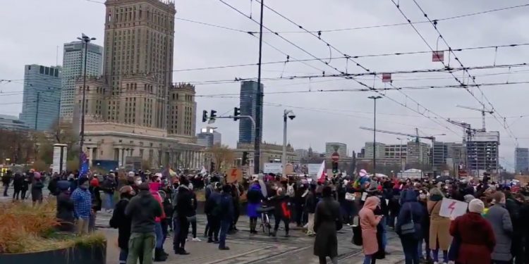 Podczas Strajku Kobiet „przemianowano” rondo Dmowskiego. Jaką wybrano nazwę? [WIDEO]