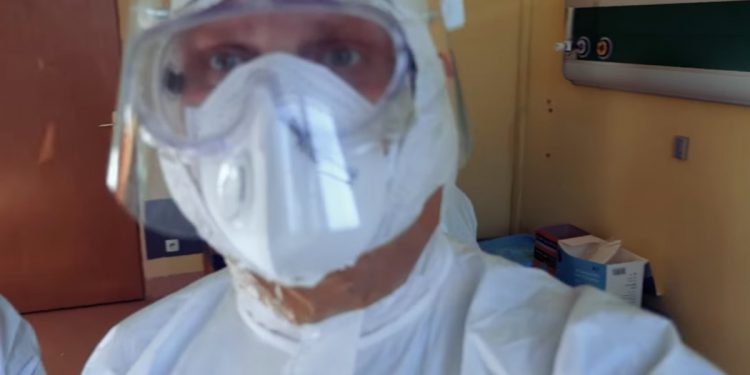 O. Adam Szustak odwiedził oddział covidowy. Pokazał, jak wygląda „od środka” [WIDEO]