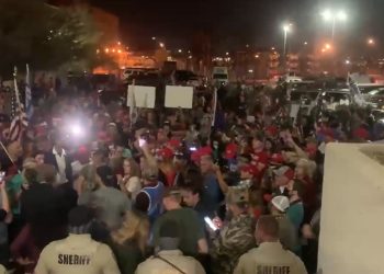 Wybory w USA. Uzbrojeni zwolennicy Trumpa pod centrum wyborczym [WIDEO]