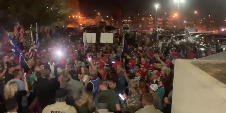 Wybory w USA. Uzbrojeni zwolennicy Trumpa pod centrum wyborczym [WIDEO]