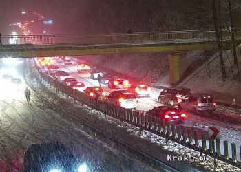 Gigantyczny korek na zakopiance. Kierowcy zapomnieli o zmianie opon na zimowe? [FOTO]