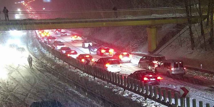 Gigantyczny korek na zakopiance. Kierowcy zapomnieli o zmianie opon na zimowe? [FOTO]