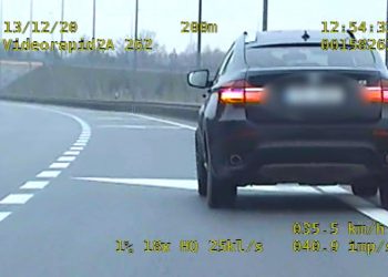 W BMW odkręciły się śruby od koła. Kierowca nie miał prawa jazdy