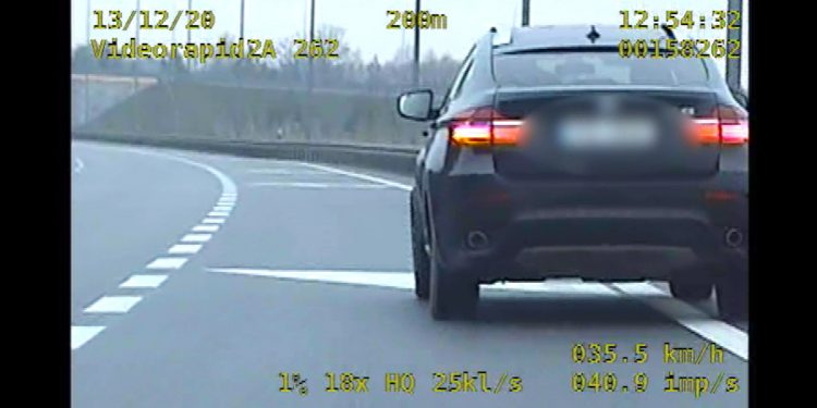 W BMW odkręciły się śruby od koła. Kierowca nie miał prawa jazdy