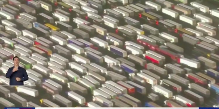 Brytyjskie media doceniają polskich lekarzy i żołnierzy. Chodzi o pomoc dla kierowców