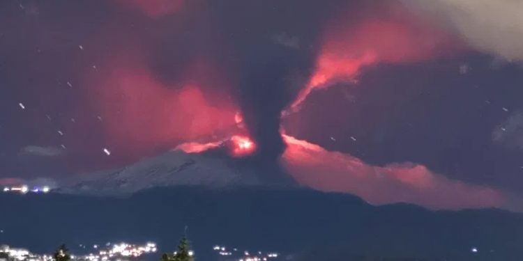 Etna się przebudziła! Wstrząsy i erupcje [WIDEO]
