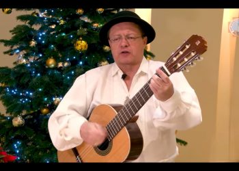 Abp Grzegorz Ryś w nietypowym stroju. Zaśpiewał w szczytnym celu [WIDEO]