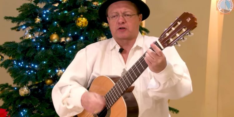 Abp Grzegorz Ryś w nietypowym stroju. Zaśpiewał w szczytnym celu [WIDEO]