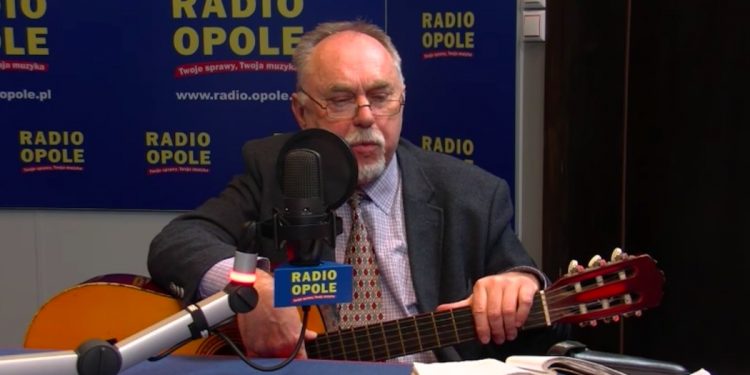 B. poseł Janusz Sanocki jest w śpiączce farmakologicznej; politycy proszą o modlitwę w jego intencji