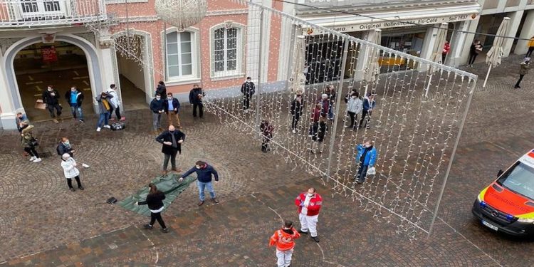 Trewir. Samochód staranował ludzi na deptaku! Są zabici i ranni [WIDEO]