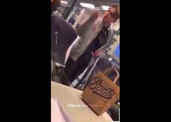 Agresywny mężczyzna zaczepił kobietę w pociągu. Do akcji wkroczyło dwóch Polaków [WIDEO]