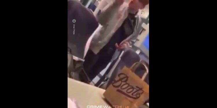 Agresywny mężczyzna zaczepił kobietę w pociągu. Do akcji wkroczyło dwóch Polaków [WIDEO]